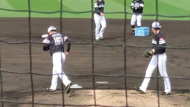 [プロ野球]ノックをするホークス奥村政稔4軍投手コーチ補佐とノックを受ける選手たち(ホークス春季キャンプ筑後)　2024年2年4日