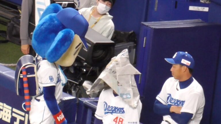 ドアラ　新聞紙で作った兜を溝脇隼人へパス　自ら被って遊ぶ溝脇隼人　中日ドラゴンズVS読売ジャイアンツ　2023.5.5
