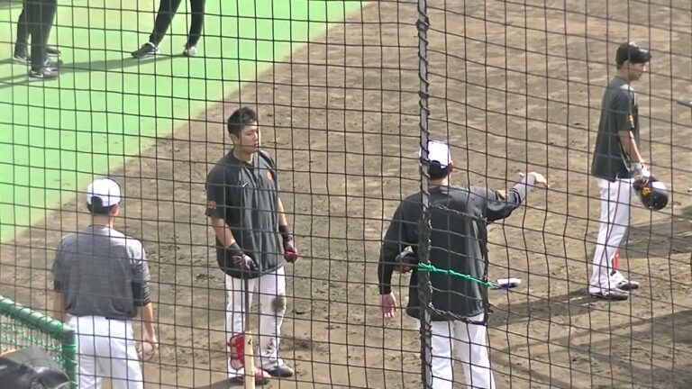 【巨人 秋季練習】駒田徳広 現三軍監督に打撃を教わる前田研輝　2023年10月14日ジャイアンツ球場