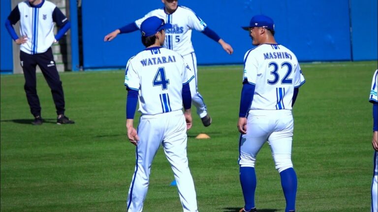 度会隆輝と益子京右がコミュニケーションを取りながらウォーミングアップ 2024/2/1 横浜DeNAベイスターズ 宜野湾キャンプ
