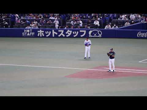 2024.03.03 審判に頭を下げ位置に就く堂上直倫コーチ