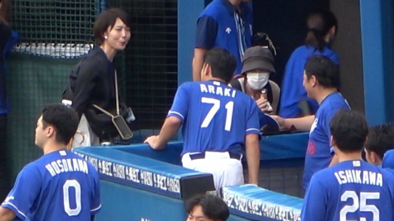 井端さんの奥さん・明子さんに挨拶する荒木コーチはじめコーチ陣 (2023/09/23)