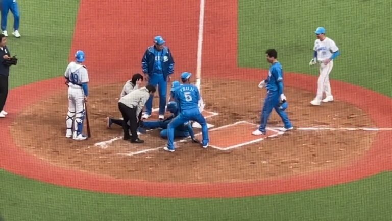 怪我してしまったデストラーデ、メヒアに肩を借りて退場…【西武ライオンズOB戦 2024/3/16】