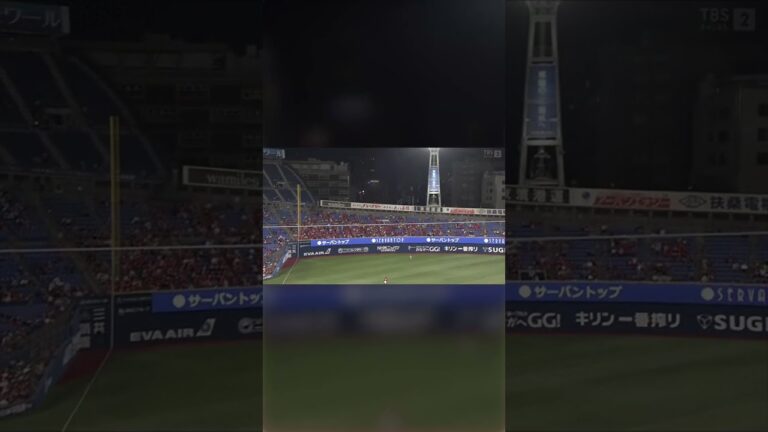 【GIF】2022年、絶好調時の横浜Denaを象徴するような出来事！先発の京山 将弥選手のプロ入り初ホームラン！　#shorts #横浜denaベイスターズ #京山将弥