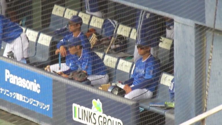 【横浜】味方のピントを見守るベンチの益子京右〜2024年4月23日 イースタンリーグ 日本ハムファイターズ対 横浜DeNAベイスターズ
