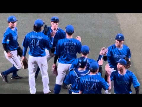 勝利の瞬間ハイタッチ中川虎大2024年5月1日横浜DeNAベイスターズ大勝戸柱恭孝中日ドラゴンズバンテリンドームナゴヤ