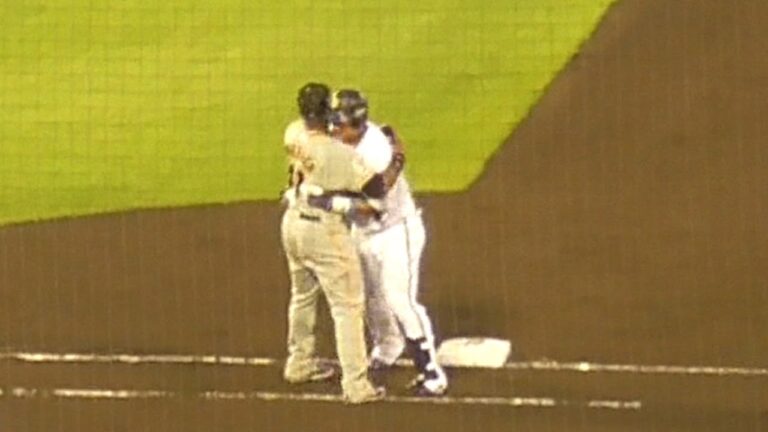【2021】巨人48ウィーラー&オリックス99杉本、1塁線上で抱き合ってしまう