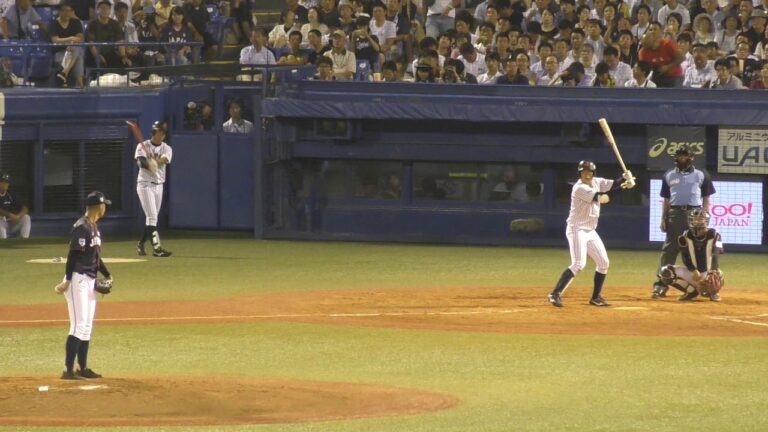 大学日本代表　勝俣選手がレフトスタンドにホームラン