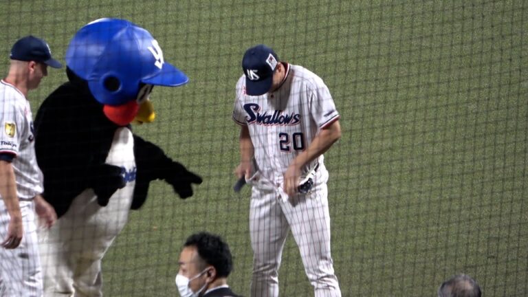 木澤、それはダメだって！つば九郎と記念撮影するマクガフ、石川さん、青木宣親【CSファイナル2022 第3戦】【ヤクルトスワローズ】2022年10月14日