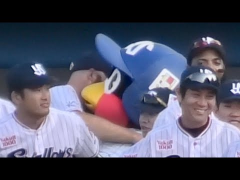 今シーズン初勝利‼️サイスニードと熱烈なハグを交わすつば九郎