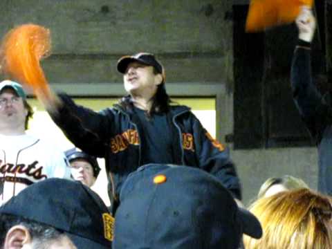 Steve Perry & 43,000 Friends NEVER 'Stop Believing' in the GIANTS - NLCS Gm 5