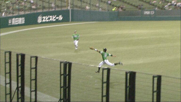 福田が飛びついた！あわや長打の当たりにビッグプレー 2012.07.11 L-H