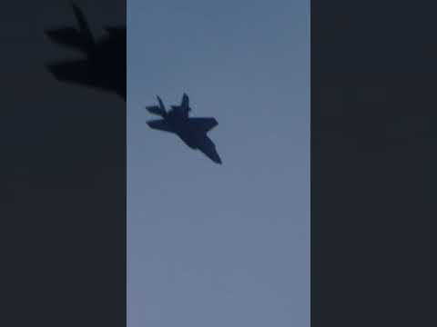 今日のオリオールズ対フィリーズの試合は戦闘機の遅延があった 😂 #野球