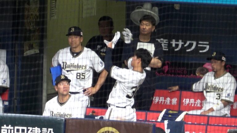 記録には残らない捕球ミスをしてしまった来田にさりげなく声をかける福永奨