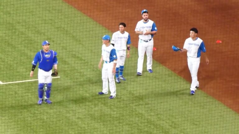 元同僚の宇佐見に話しかける日ハム選手