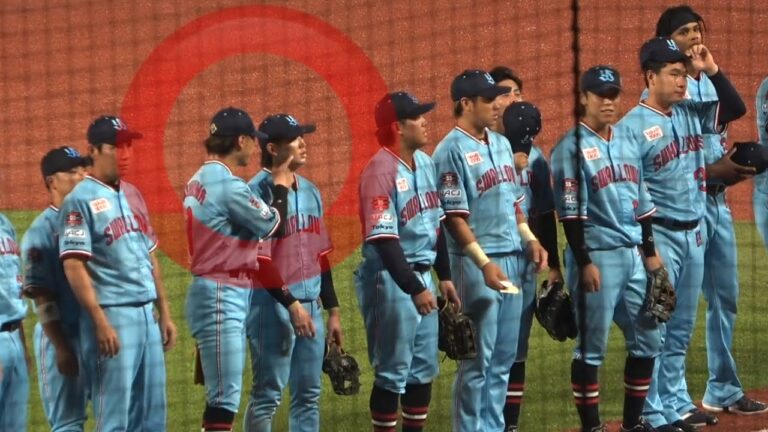 【可愛いっ❤️】西川遥輝から頭をポンポンされる長岡秀樹。勝った瞬間のヤクルトスワローズ　高津監督 丸山和郁 青木宣親 オスナ  宮本丈 村上宗隆　2024年７月27日神宮球場