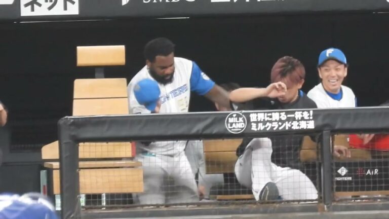 2024/07/26　虫から逃げる池田隆英さんと河野竜生さんと虫と戦うレイエスさん