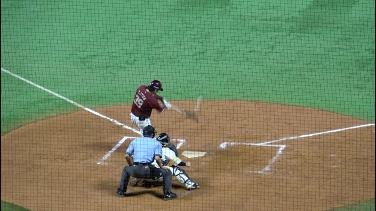 モイネロから同点タイムリーを打つ伊藤裕季也！
