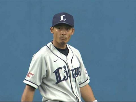 埼玉西武・栗山巧 下がって下がって難しい打球をグラブに収める!!