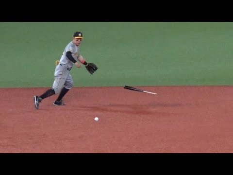 オスナのボールとバット両方飛んできて処理に困る佐藤輝明 東京ヤクルトスワローズvs阪神タイガース 2024/08/08