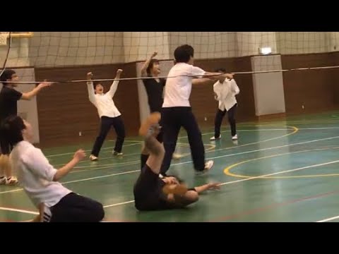 【オチも完璧】昼休みバレー中に起きた奇跡のラリー