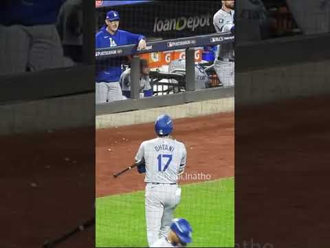 大谷翔平選手、おっとっと、あぶねーあぶねー💦自分の打席の反省に頭を持っていかれてた大谷選手、危うくベンチのフェンスへの激突を回避。#大谷翔平 #ドジャース