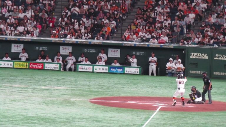 菊田拡和の外野フライと チャンジでベンチの様子＜読売ジャイアンツ対 千葉ロッテマリーンズ2023年9月24日＞