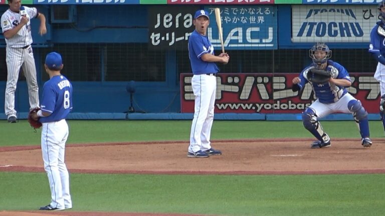 ピッチャー役でやって来た大島にビックリして2度見する荒木コーチ（笑） (2023/07/11)