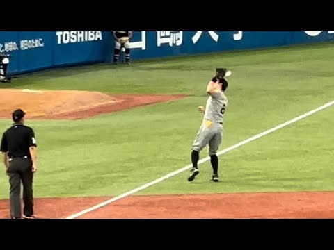 佐藤輝明、宇野勝並みのヘディングをしてしまうエラー