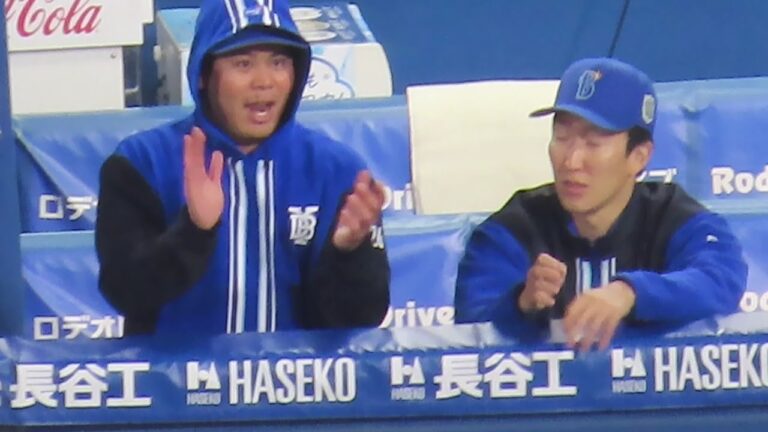 好リリーフの濱口遥大、大貫と楽しそうにチームメイトを応援する