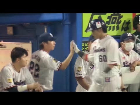 武岡のプロ初ホームランはバウアーから！