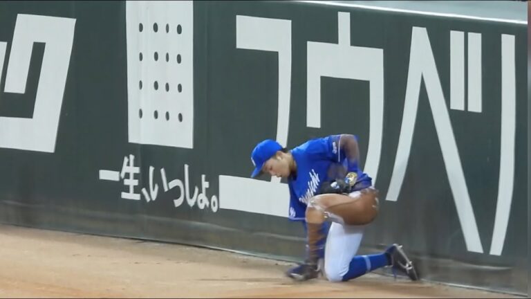 左中間に抜けそうな打球をスーパーキャッチする岡林勇希選手！カープファンからも拍手喝采 2023年7月23日