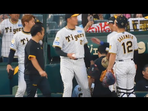 【最後の勇姿】秋山拓巳 グランドに登場 ファイナルピッチセレモニーに向け最後のキャッチボール