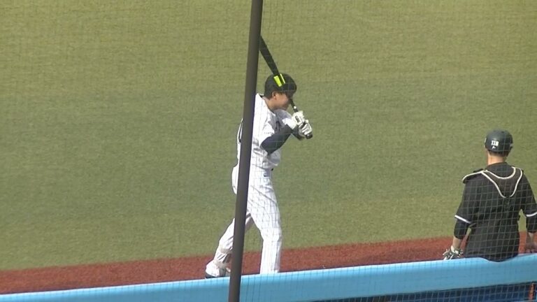 【合同トライアウト】ジャイアンツ加藤廉や前田研輝などがベンチ前で素振り 2024年プロ野球12球団合同トライアウト11月14日