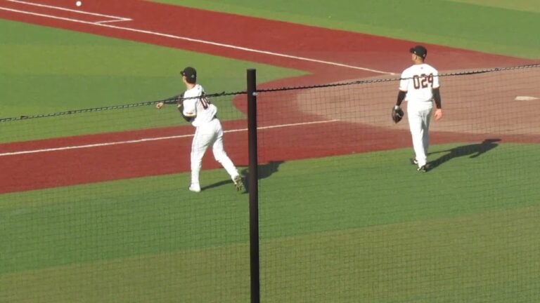 トライアウト〜巨人 加藤廉と前田研輝がキャッチボール（2024年11月14日 プロ野球合同トライアウト ）