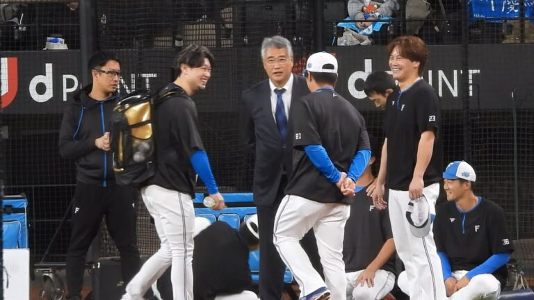 木田GM代行と楽しそうに会話する池田隆英と伏見寅威　2024.11.7