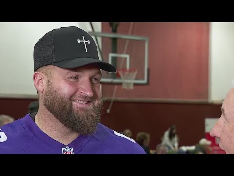 バイキングスのガード、ダルトン・リスナーが感謝祭の宴を提供