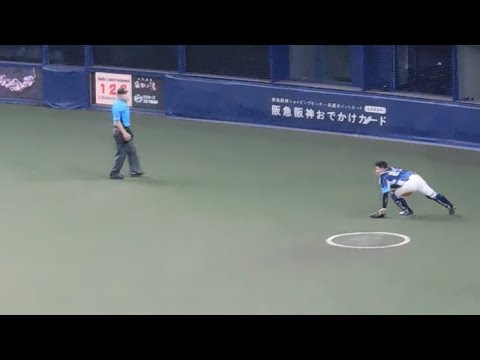 【思いやり】西武 古賀 引退を発表している小田の打席でフライを目測を誤ったフリをしてとらないアシスト