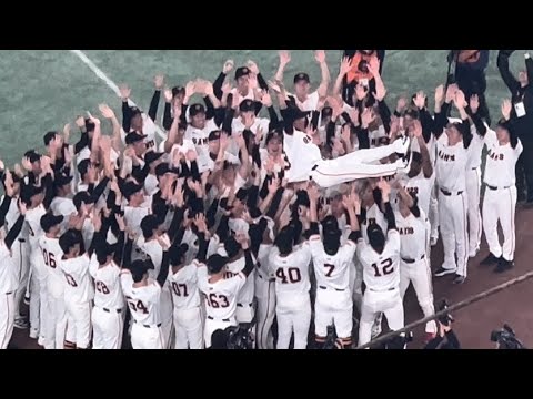 引退する立岡宗一郎が背番号の数胴上げされる