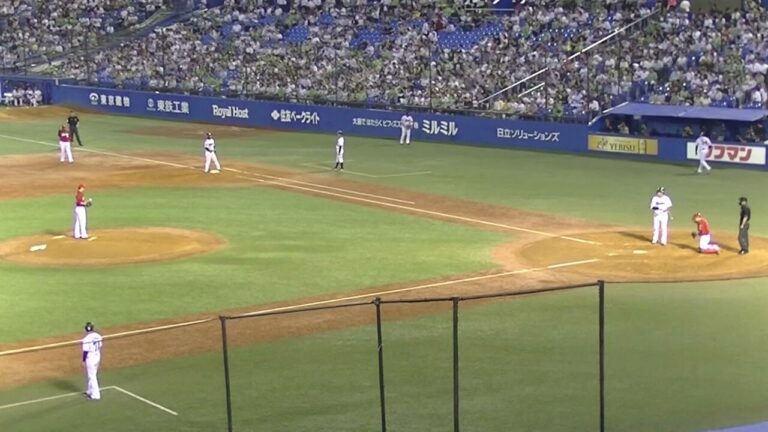 三好匠の好プレー 3回裏2死満塁で村上宗隆の三遊間への深いゴロを捕り一塁へ遠投20190905