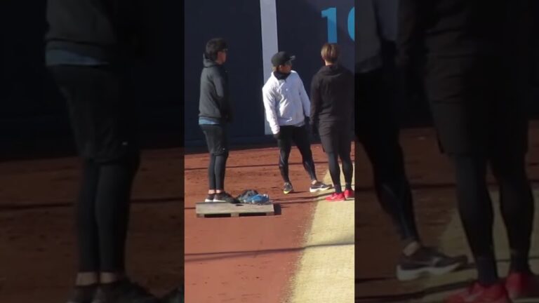 ファイターズ自主トレ 水野達稀や古川裕大たちが談笑（鎌ヶ谷スタジアム2024年1月15日）