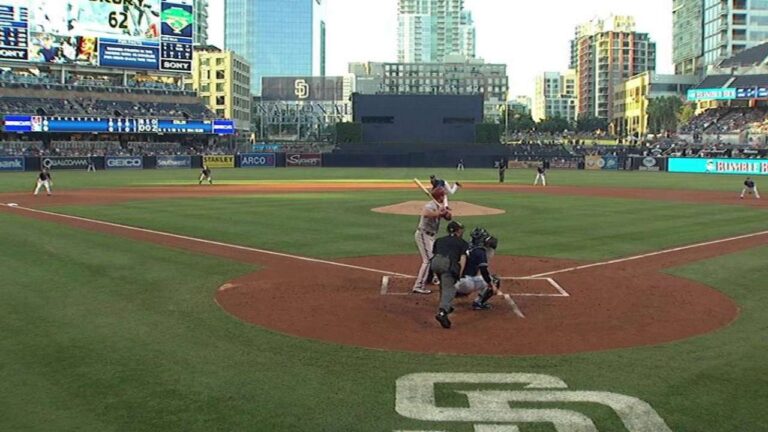 ARI@SD: Erlin throws a pitch high to the backstop