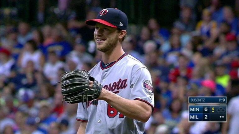 MIN@MIL: Busenitz strikes out Villar looking