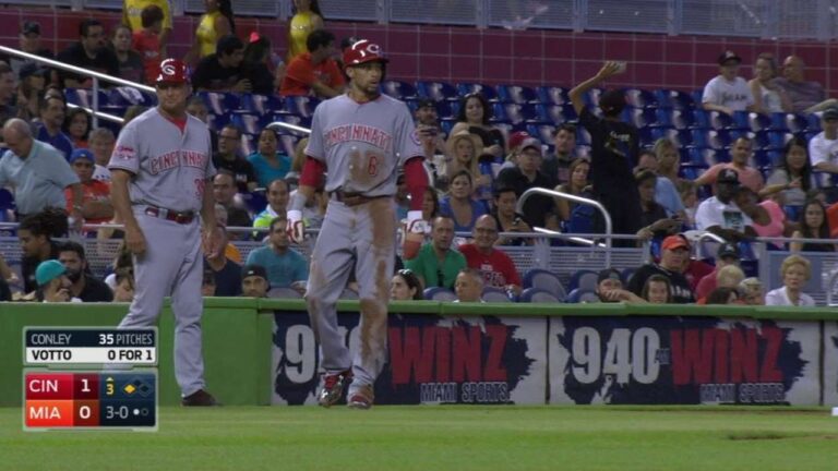 CIN@MIA: Hamilton swipes third base on return throw
