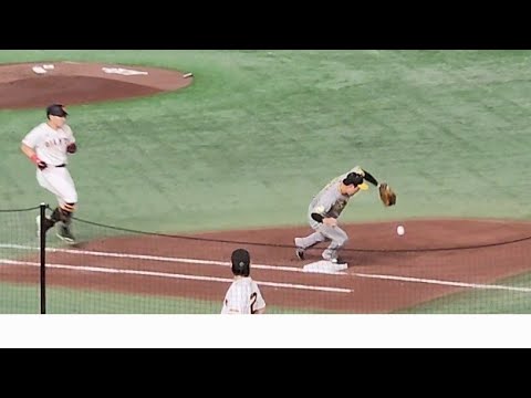 佐藤輝明の痛恨のタイムリーエラー！巨人先制！