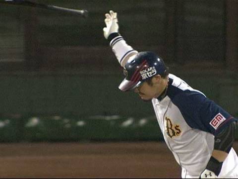ガッツポーズ!! 久しぶりに飛び出したT-岡田の豪快アーチ
