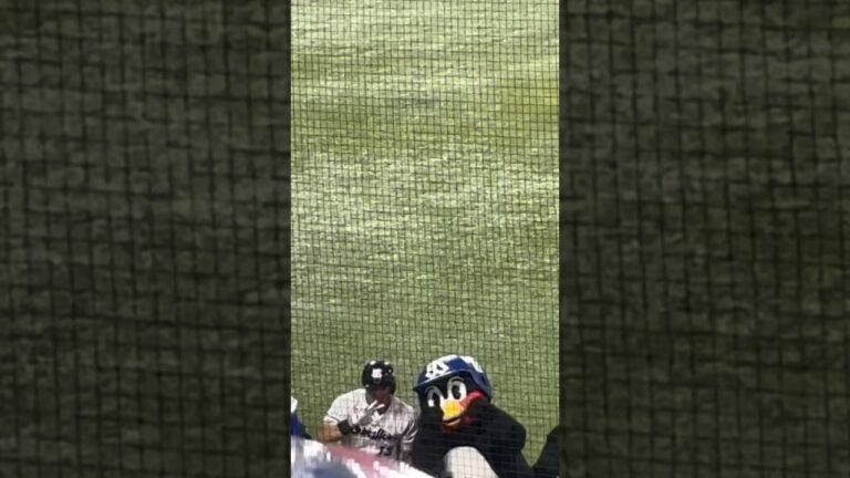 つば九郎🐧ホームランを打ったオスナ選手と決めポーズ♪ 2024/07/19 #つば九郎 #オスナ #神宮球場