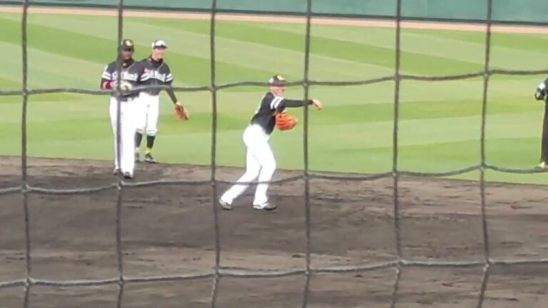 [プロ野球]ノックを受けるホークス石見颯真選手、広瀬結煌選手、勝連大稀選手、D.アルモンテ選手(筑後スプリングトレーニング)　2025年2月2日