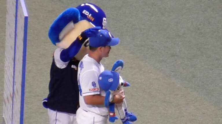初お立ち台の川越誠司にエディオンドアラが頭ポンポンして祝福　中日ドラゴンズVS阪神タイガース　2024/08/16