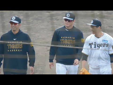 【積極的にコミュニケーション】安藤コーチ 大竹と笑顔で会話をする藤川監督